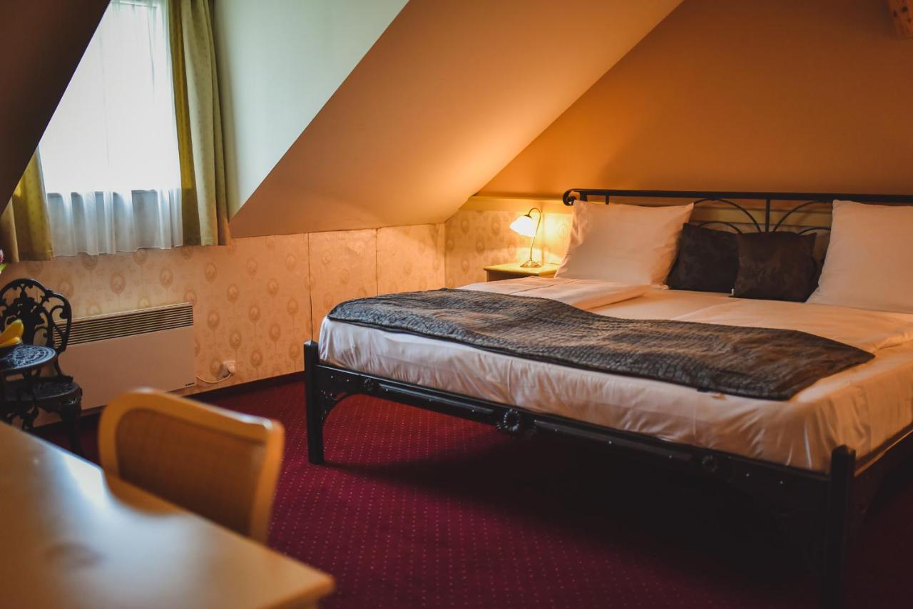 Hotel Zámek Kamenný Dvůr Kynsperk nad Ohri Esterno foto