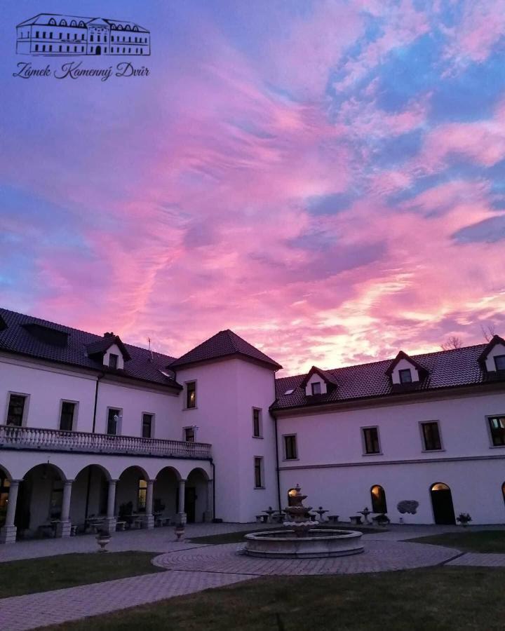 Hotel Zámek Kamenný Dvůr Kynsperk nad Ohri Esterno foto